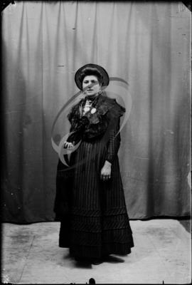 Retrato de mulher com vestuário regional