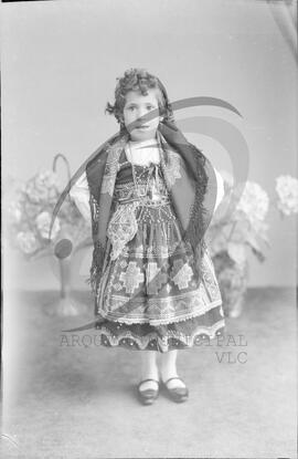 Retrato de criança com vestuário regional