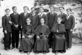 Padre e alunos do Seminário Apostólico São João de Brito