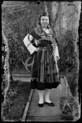 Retrato de mulher com vestuário regional