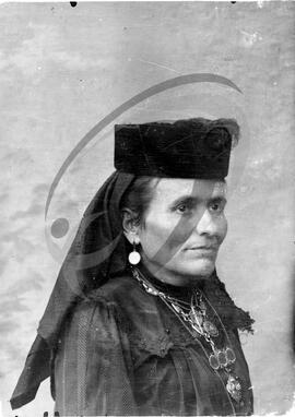 Retrato de mulher com vestuário regional