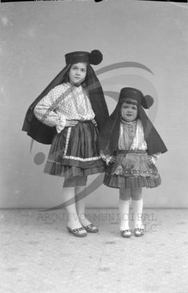 Retrato de crianças com vestuário regional