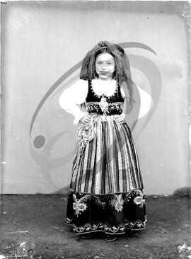 Retrato de criança com vestuário regional
