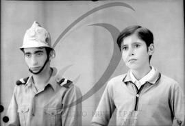 Retrato de bombeiro com jovem
