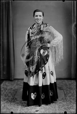 Retrato de mulher com vestuário regional