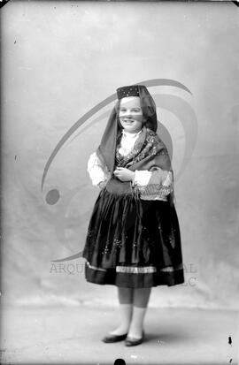Retrato de criança com vestuário regional
