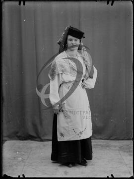 Retrato de mulher com vestuário regional