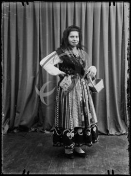 Retrato de mulher com vestuário regional