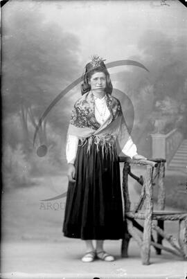 Retrato de mulher com vestuário regional