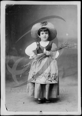 Retrato de criança com vestuário regional
