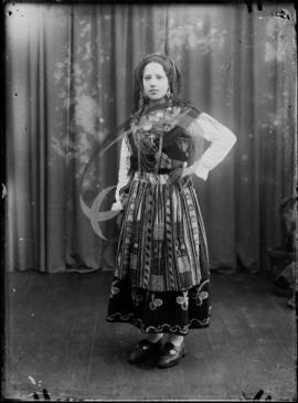 Retrato de mulher com vestuário regional