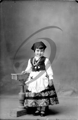 Retrato de criança com vestuário regional