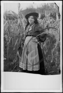 Retrato de mulher com vestuário regional