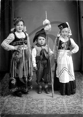 Retrato de crianças com vestuário regional