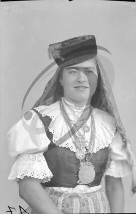 Retrato de mulher com vestuário regional