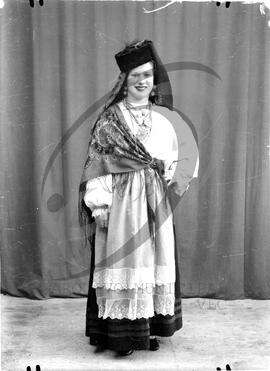 Retrato de mulher com vestuário regional