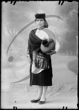 Retrato de mulher com vestuário regional