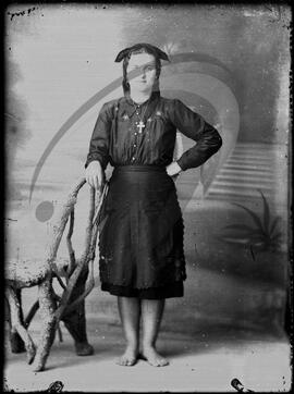 Retrato de mulher com vestuário regional