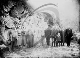 Retrato de grupo com o Comendador Luiz Bernardo de Almeida, no extremo da estrada nº 32