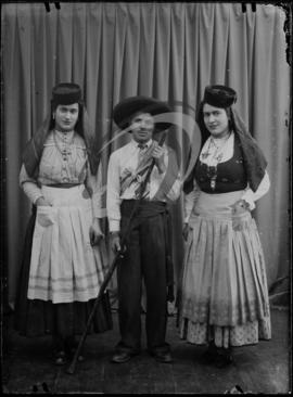 Retrato de grupo com vestuário regional