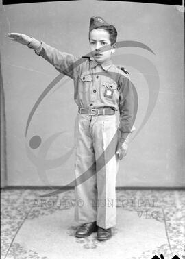 Retrato de criança da Mocidade Portuguesa