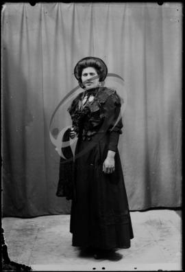 Retrato de mulher com vestuário regional