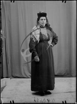 Retrato de mulher com vestuário regional