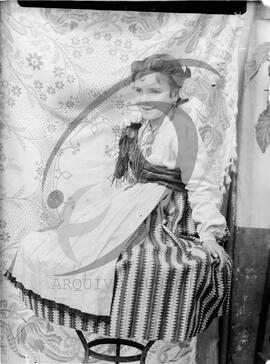 Retrato de criança com vestuário regional