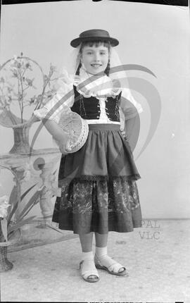 Retrato de criança com vestuário regional