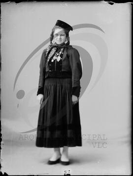 Retrato de jovem com vestuário regional