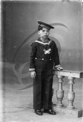 Retrato de criança com vestuário de fantasia