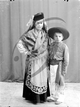 Retrato de crianças com vestuário regional