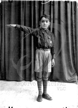 Retrato de criança da Mocidade Portuguesa
