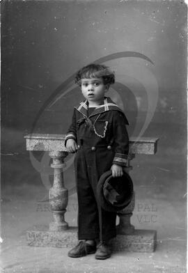 Retrato de criança com vestuário de fantasia