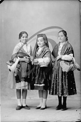 Retrato de crianças com vestuário regional