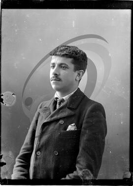 Autorretrato do fotógrafo Augusto Tavares de Sousa