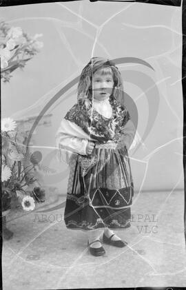 Retrato de criança com vestuário regional