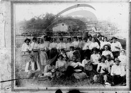 Grupo de trabalhadores a merendar
