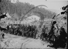 Retrato de grupo junto à Barragem Engenheiro Duarte Pacheco