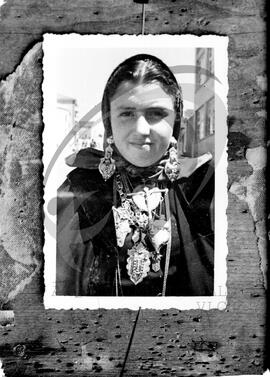 Retrato de mulher com vestuário regional