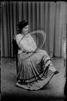 Retrato de mulher com vestuário regional