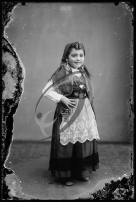 Retrato de criança com vestuário regional