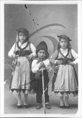 Retrato de crianças com vestuário regional
