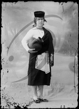 Retrato de mulher com vestuário regional