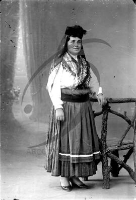 Retrato de mulher com vestuário regional