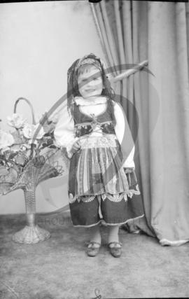 Retrato de criança com vestuário regional