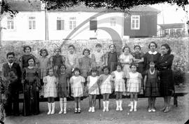 Retrato de professoras e alunos após festa teatral
