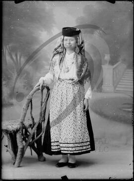 Retrato de mulher com vestuário regional
