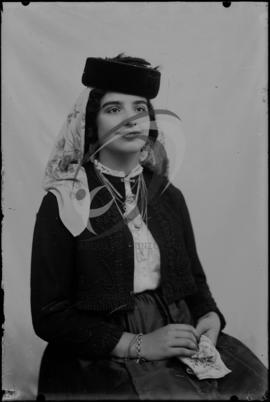 Retrato de mulher com vestuário regional