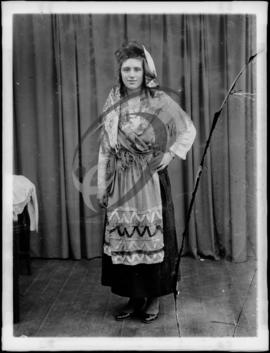 Retrato de mulher com vestuário regional